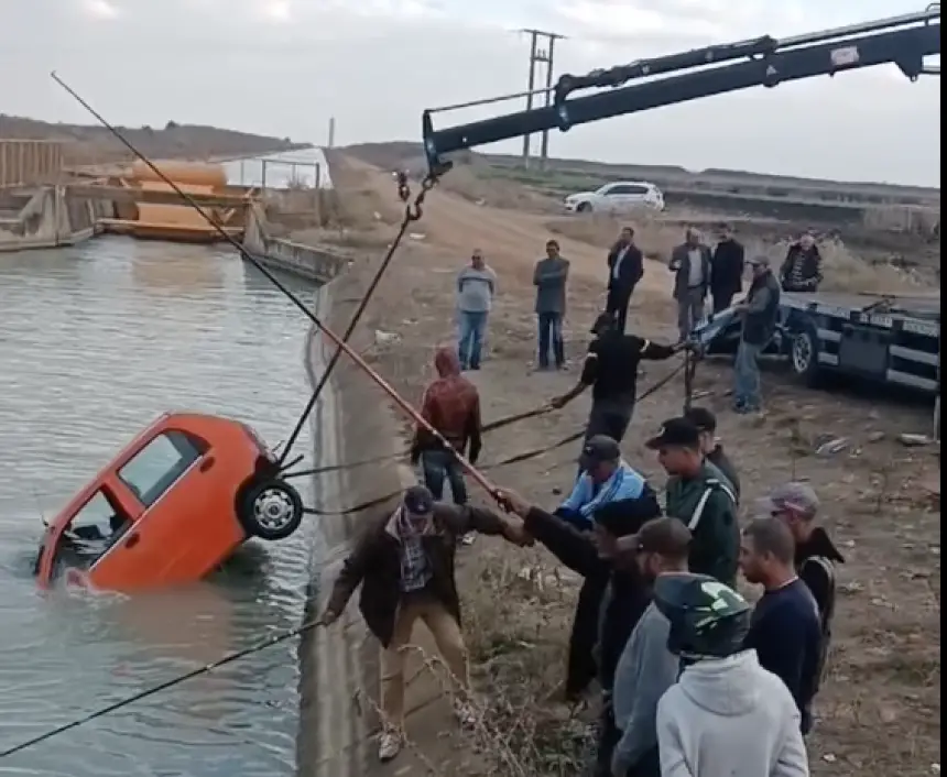 انزلقت سيارتها داخل ساقية.. أستاذة تنجو بأعجوبة من الموت نواحي سوق الأربعاء